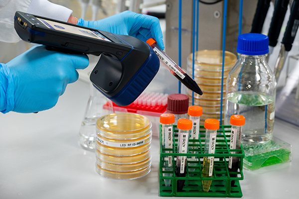 HH85 scanner scanning label on tube in a lab.