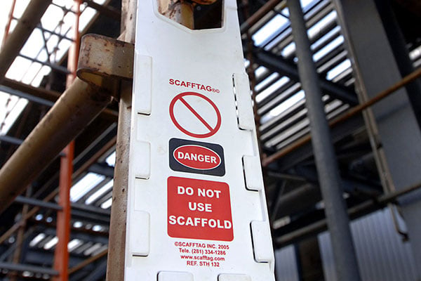 Warning hang tag on scaffolding.