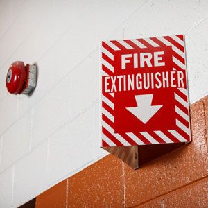 Red sign indicating fire extinguisher location.