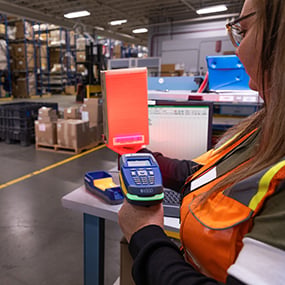 A woman using a Brady V4500 to assist with packout